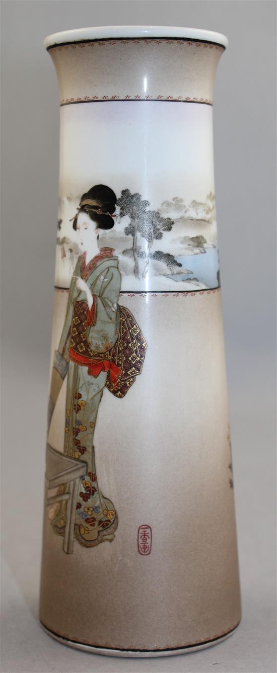 A Japanese porcelain vase by Kinkozan, Meiji period, 19cm